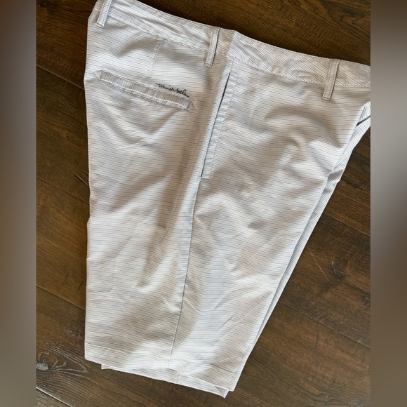 Travis Mathew Other - TRAVIS MATHEW Horizontal Stripe Lightweight 10" Performance Grey Golf Shorts 34
